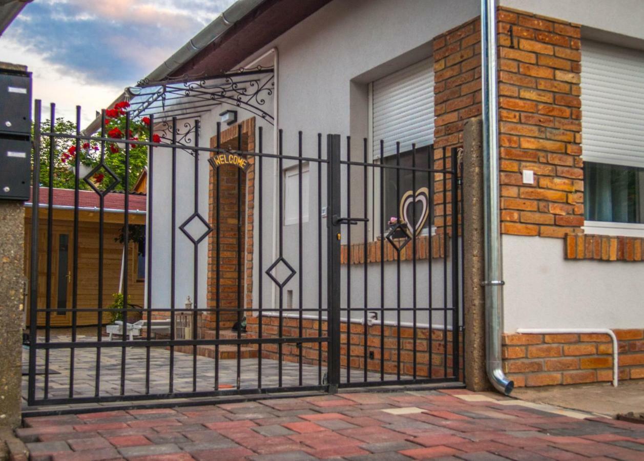 Feliz Apartman Gyula Ngoại thất bức ảnh